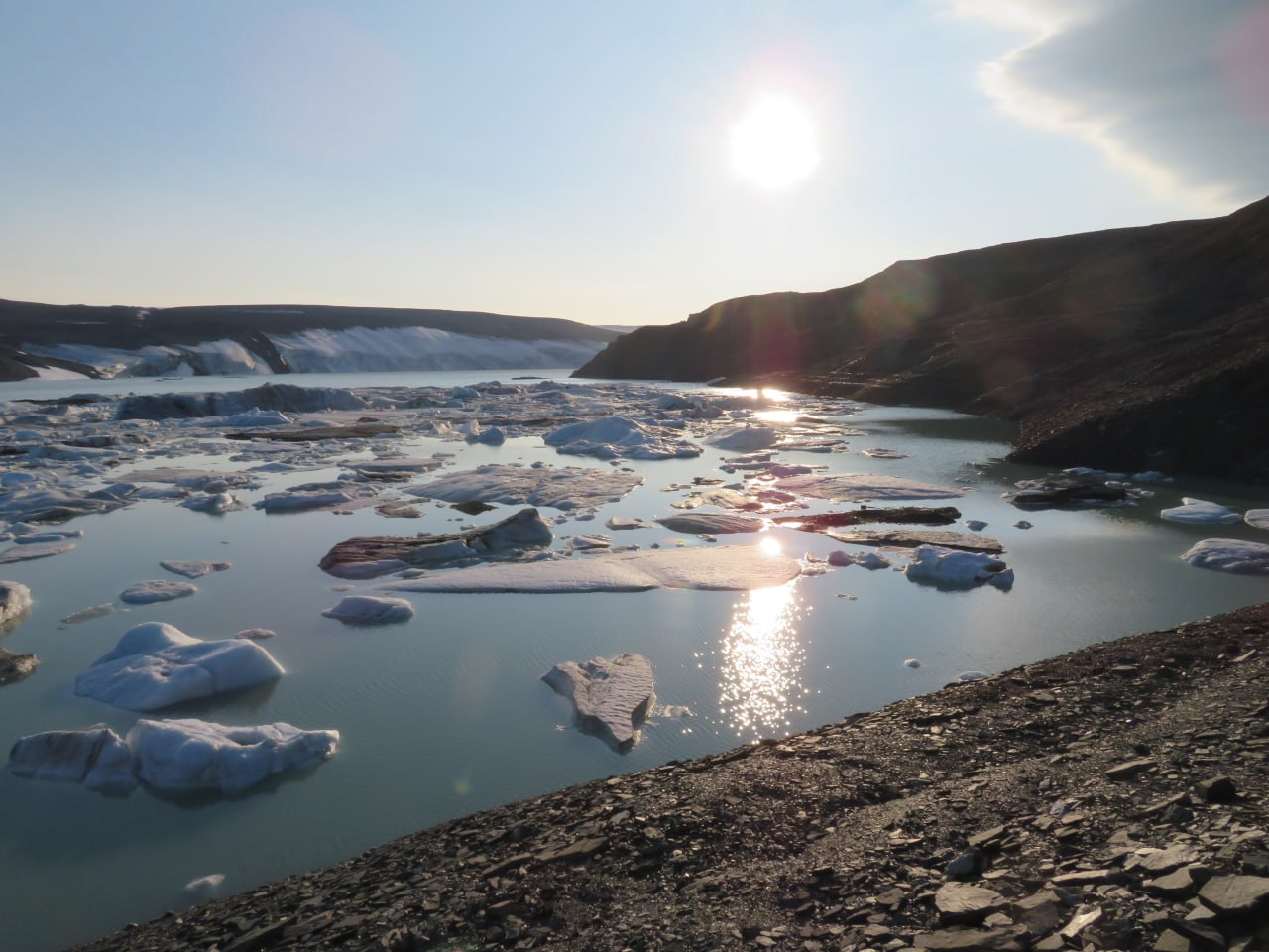 Разрушение ледника стало причиной грандиозного сброса озера на Северной Земле