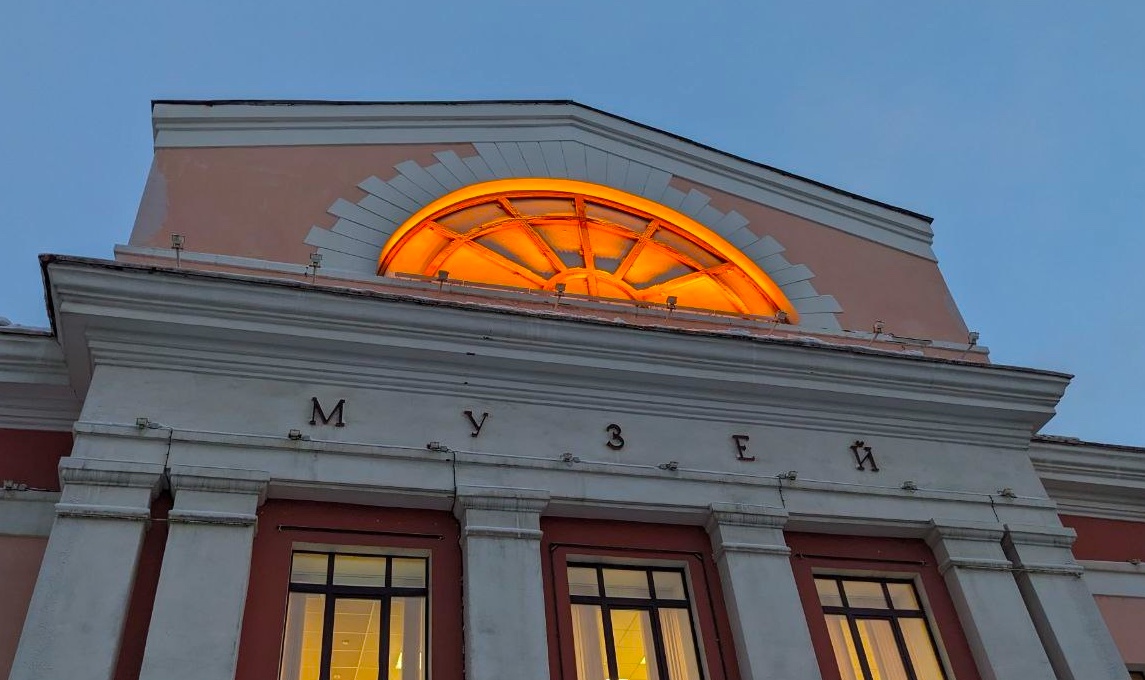 Музей Норильска зажег собственное солнце: на фасаде здания появился интерактивный светящийся арт-объект