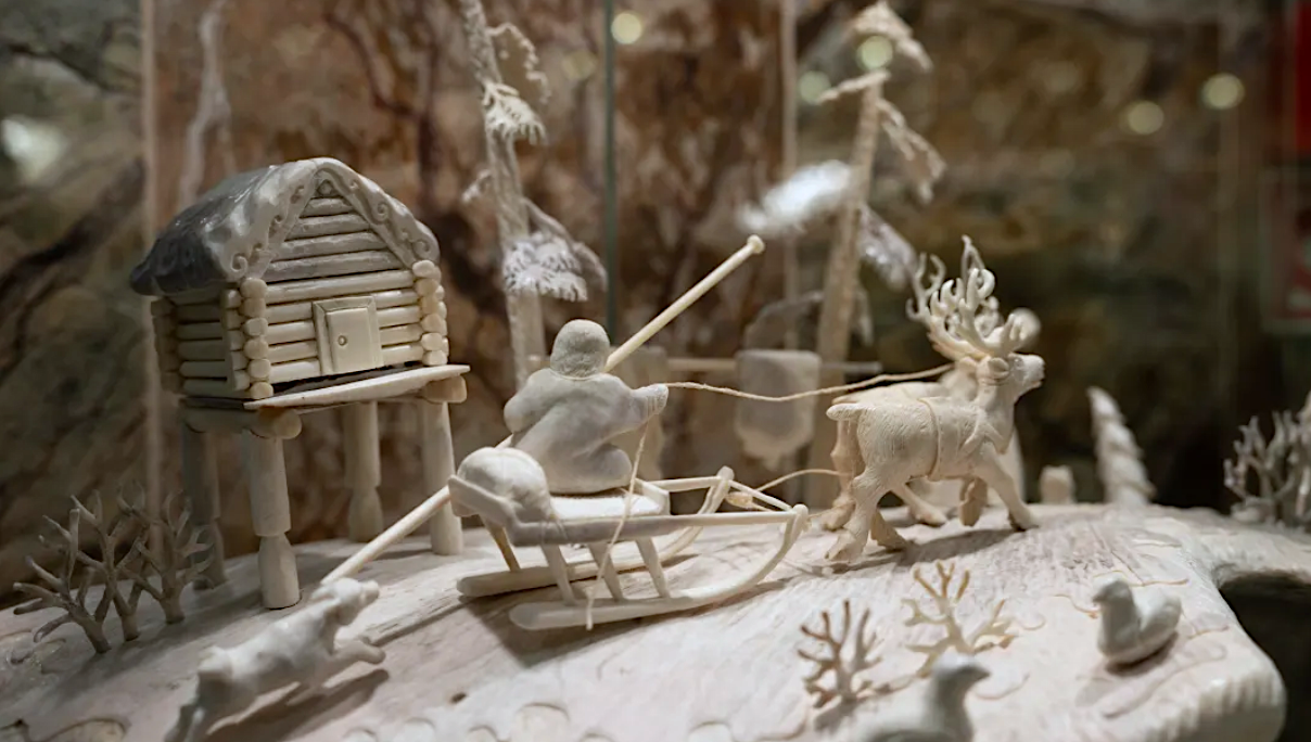 Ямальские мастера-косторезы стали лучшими на творческом конкурсе, состоявшемся в ходе выставки-форума «Уникальная Россия» в Москве