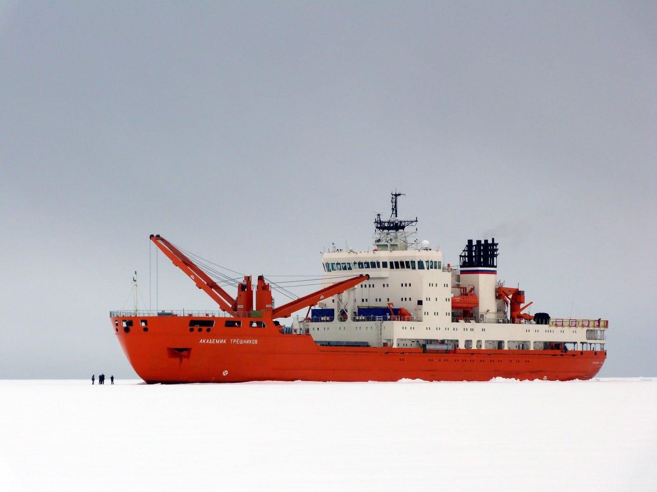 НЭС «Академик Трешников» доставит полярников и грузы на труднодоступные станции в Арктике
