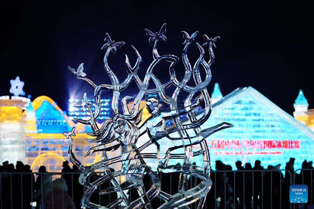Мастера из Якутии победили в конкурсах ледовых и снежных скульптур в Китае и Новосибирске