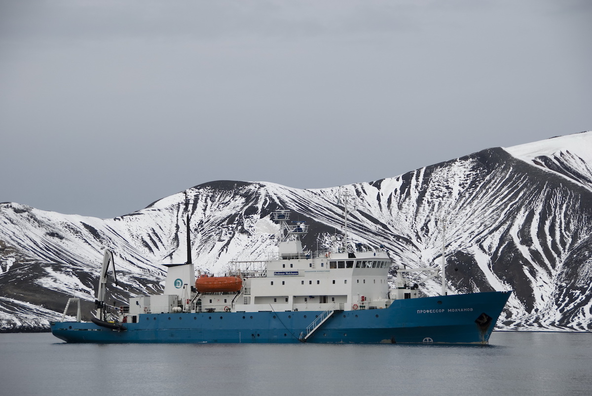 Первый в этом году грузопассажирский рейс на Шпицберген отправится из Мурманска на НИС «Профессор Молчанов» 4 марта