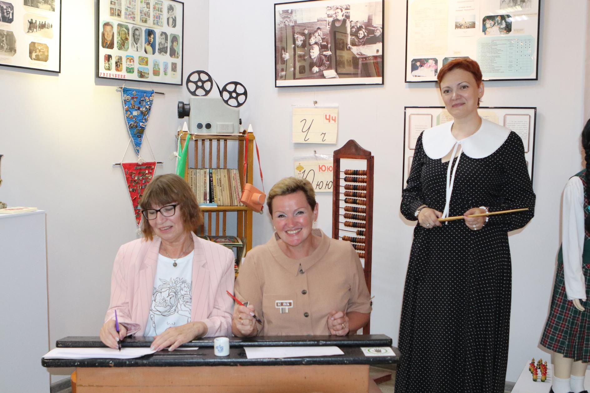 В Ненецком краеведческом музее открылась выставка «Спасибо, учитель!»: видео