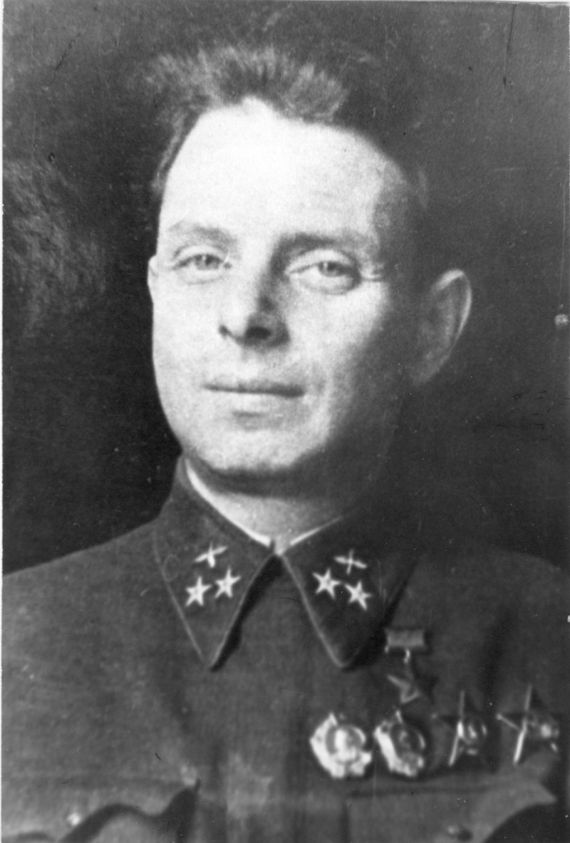 24 октября 1904 года родился начальник Полярной авиации Марк Шевелёв