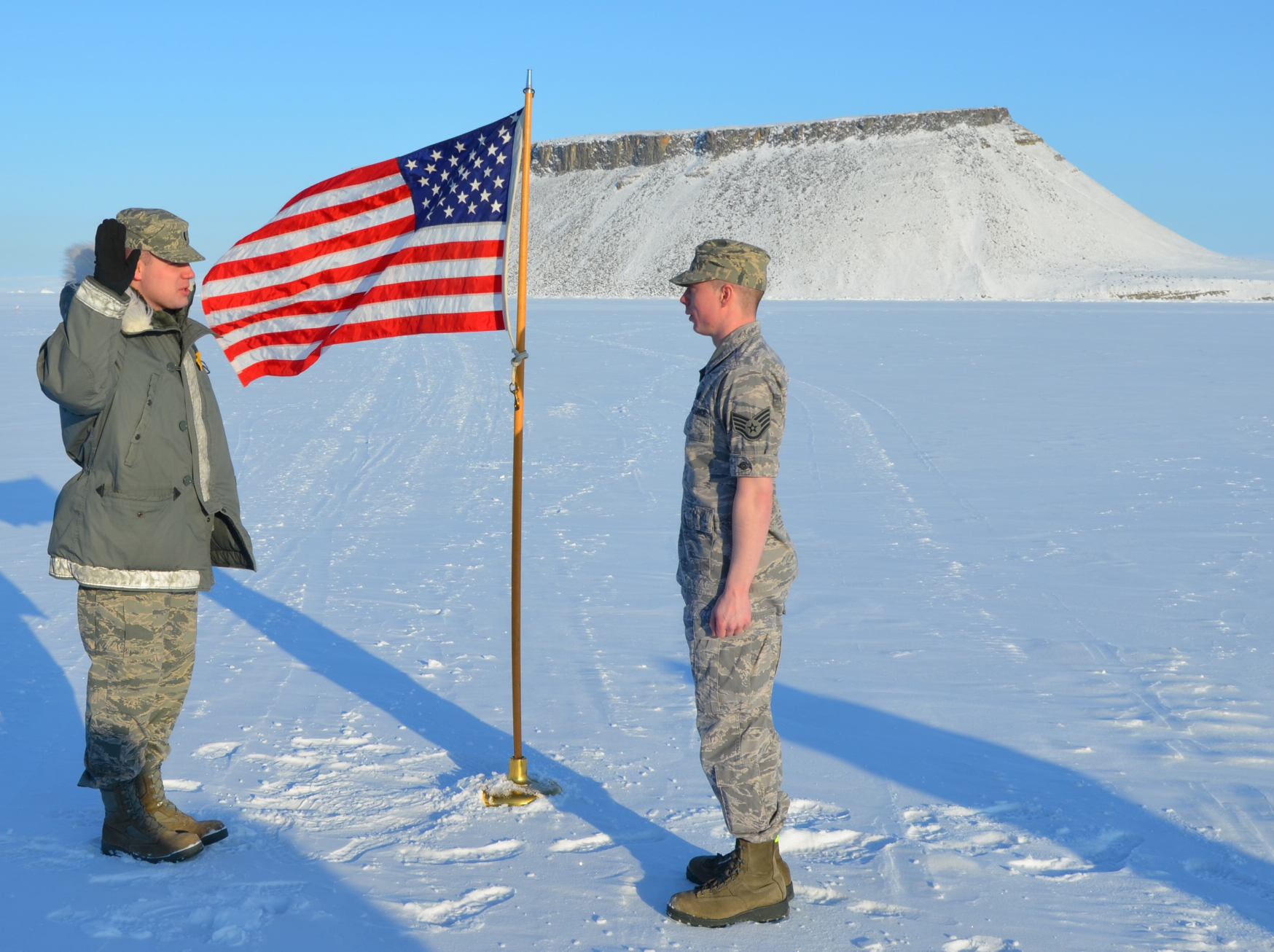 Военной безопасности сша. Военная база США В Арктике. Армия США В Арктике. Американские солдаты на Аляске. Армия РФ учения Арктика.