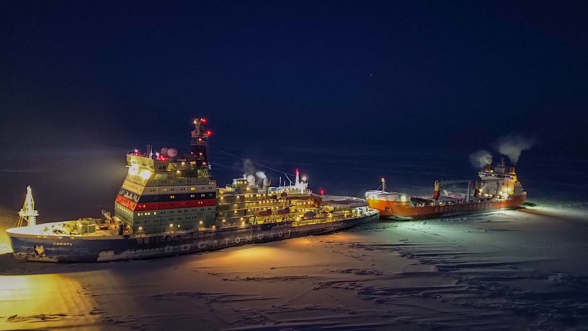 Новости арктического судоходства: атомный ледокол впервые провел судно класса Arc7 методом буксировки «вплотную»