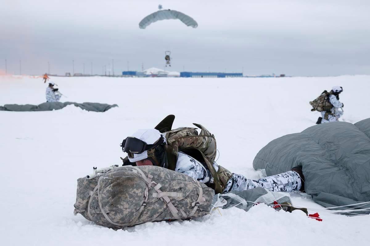 Российские десантники впервые в  истории десантировались  с высоты 10 000 метров в Арктике