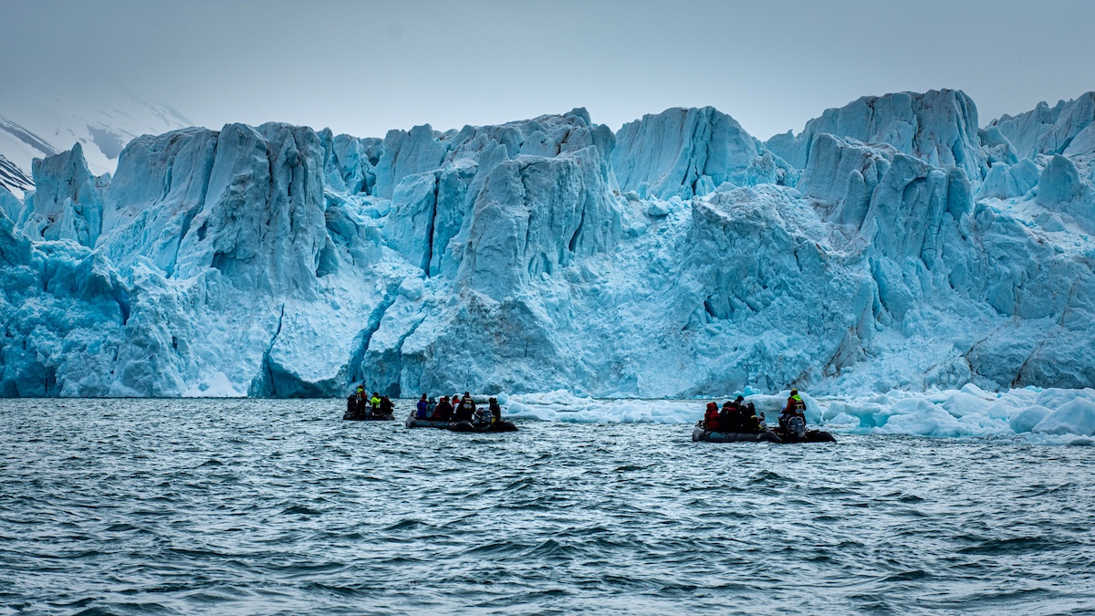 «Профессор Молчанов» привез на Шпицберген первых туристов, фотографов для уникальных съёмок и художников, готовящихся к биеннале