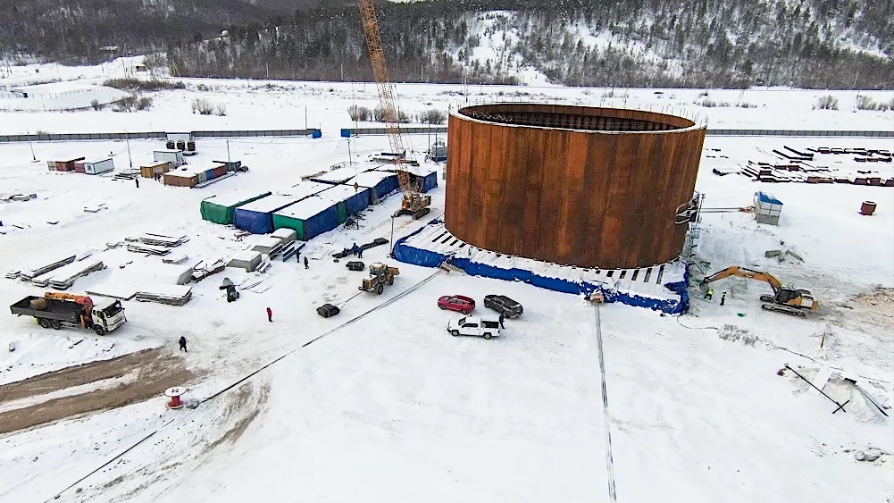 Строители Ленского моста в Якутии, как строители пирамид, совершают невозможное, перемещая первый коффердам для пилона