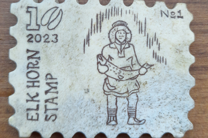 Первую в мире почтовую марку из рога лося создали художник и косторез из Ловозера