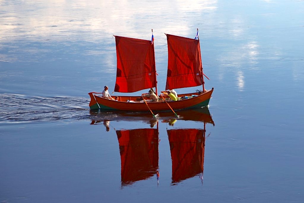 Парусные практики на карбасах, плотницкие лагеря с возрождением деревень в Поморье – это туризм или сохранение Русского Севера? 