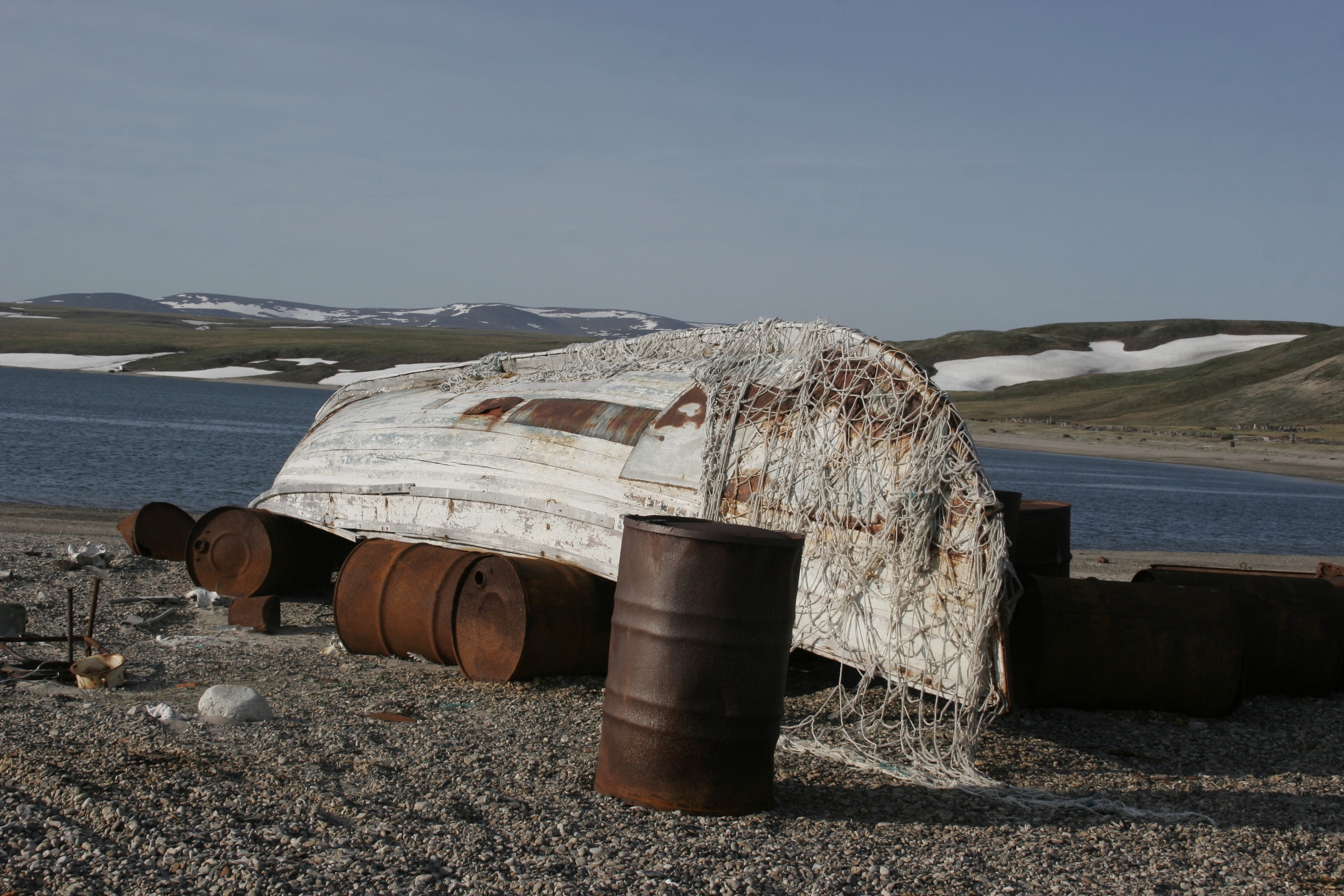 Древнее эскимосское поселение на Чукотке очистили от бочек