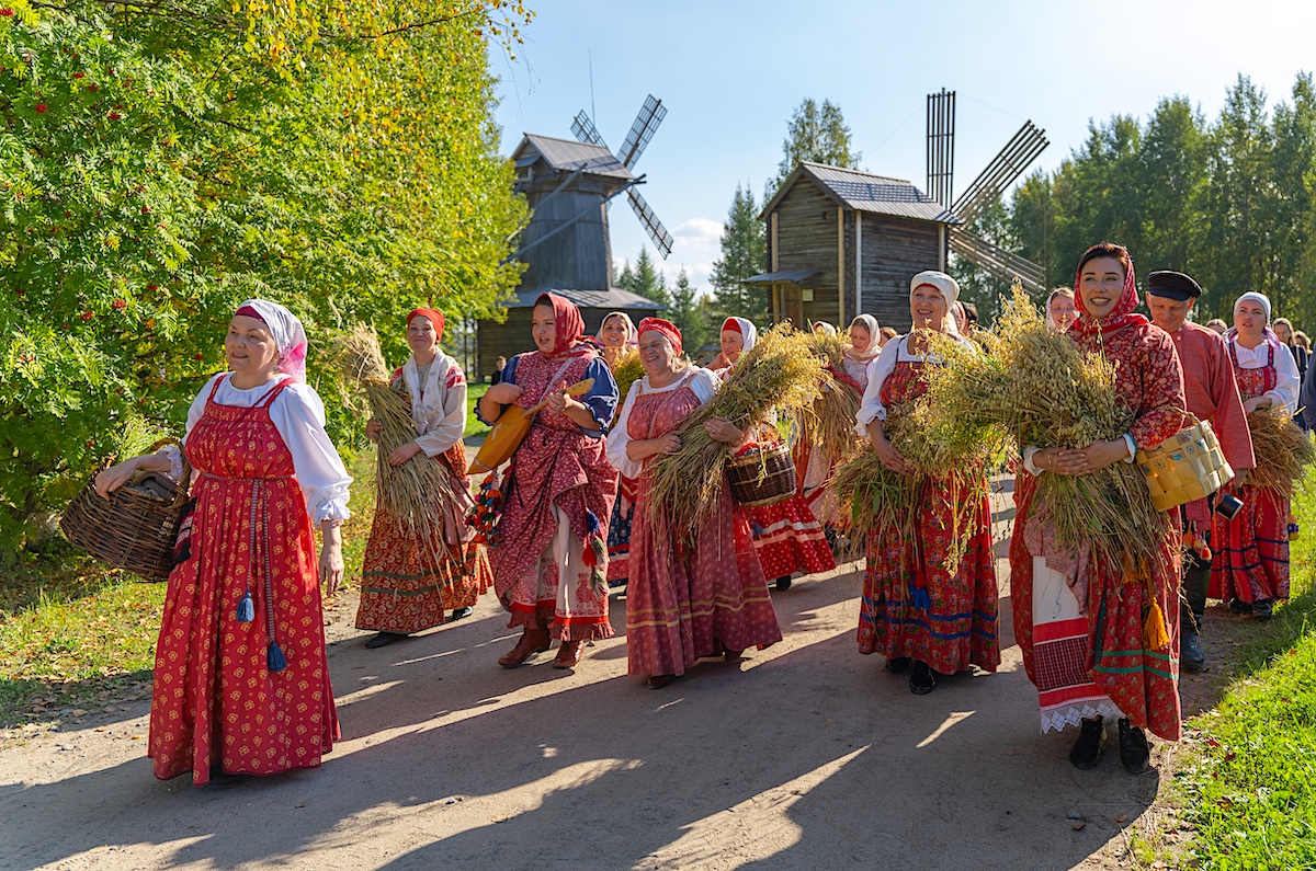 Обмолачивать зерно, печь калачи, слушать хор, смотреть скачки и спектакли можно 5 и 6 сентября в «Малых Корелах» на этнокультурном фестивале «Борода»