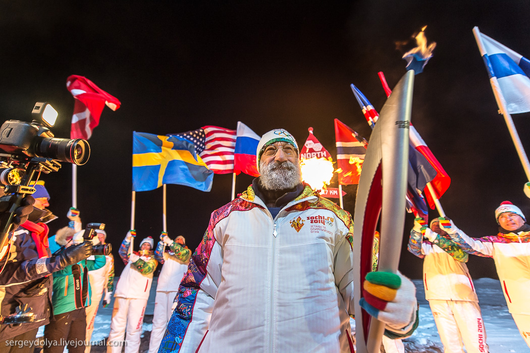 25 октября 2013 года – На Северном полюсе зажжен олимпийский огонь 