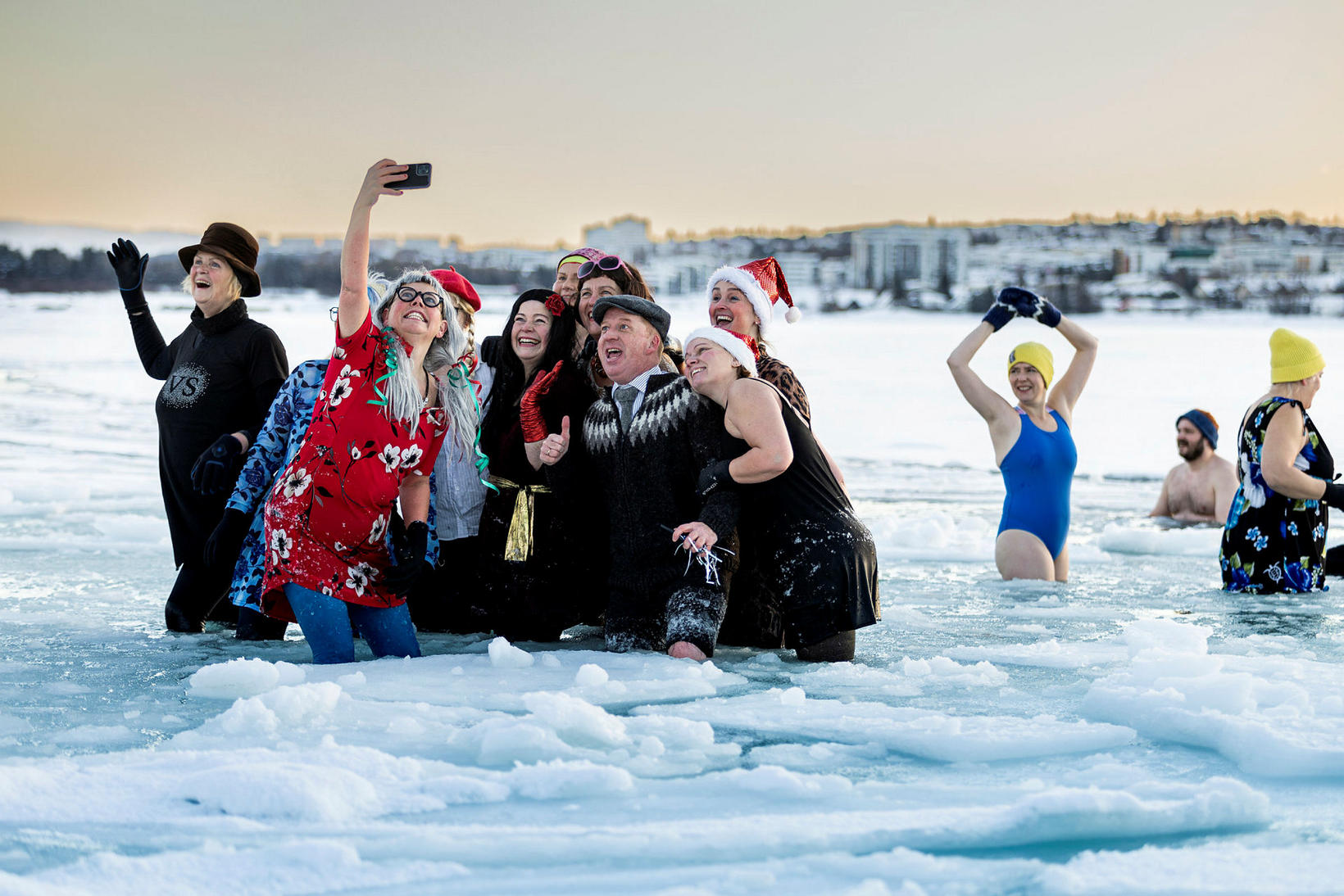 Исландцы отметили Новый год морским купанием среди льдов 