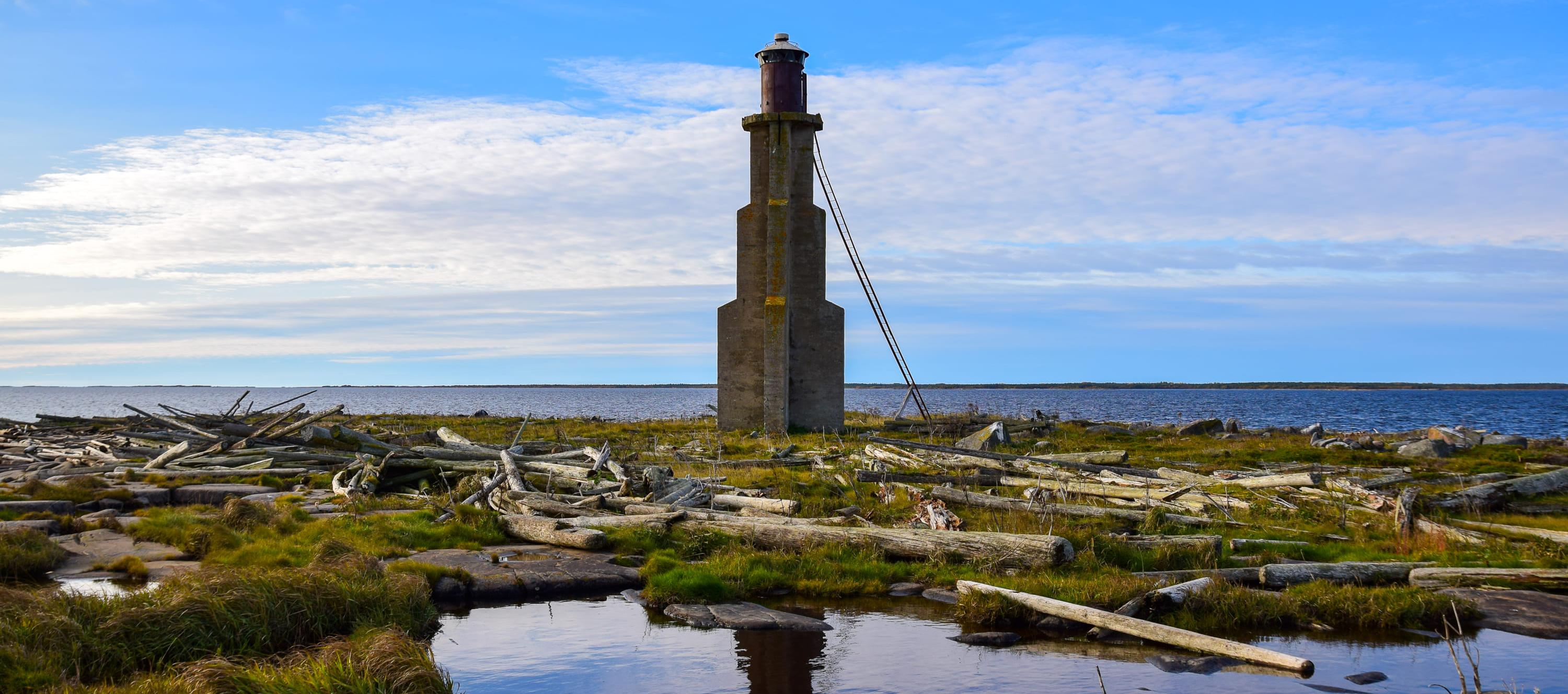 Первый в мире железобетонный маяк и Карельский берег Белого моря