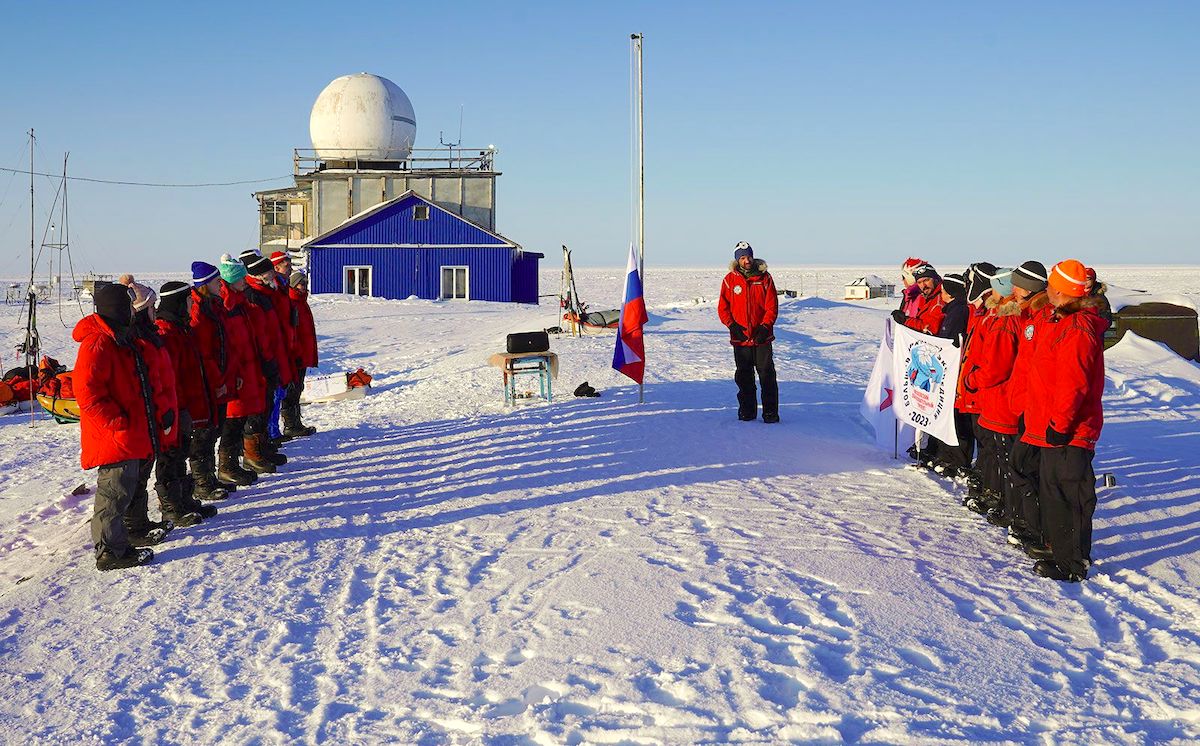 В Большой арктической экспедиции молодёжь Москвы исследовала флору и фауну, восстановила мемориал и пробежала марафон по мысу Челюскина