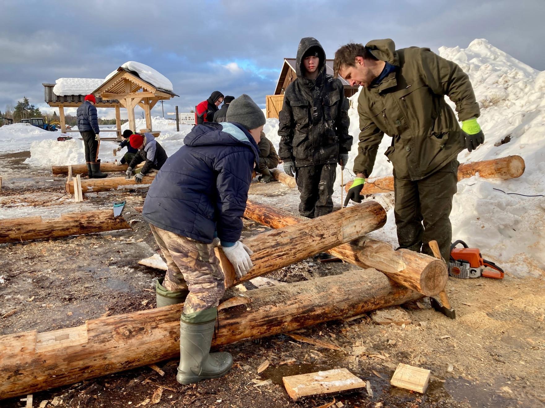 Юные плотники своими руками создали пять туристических стоянок для Кенозерского национального парка