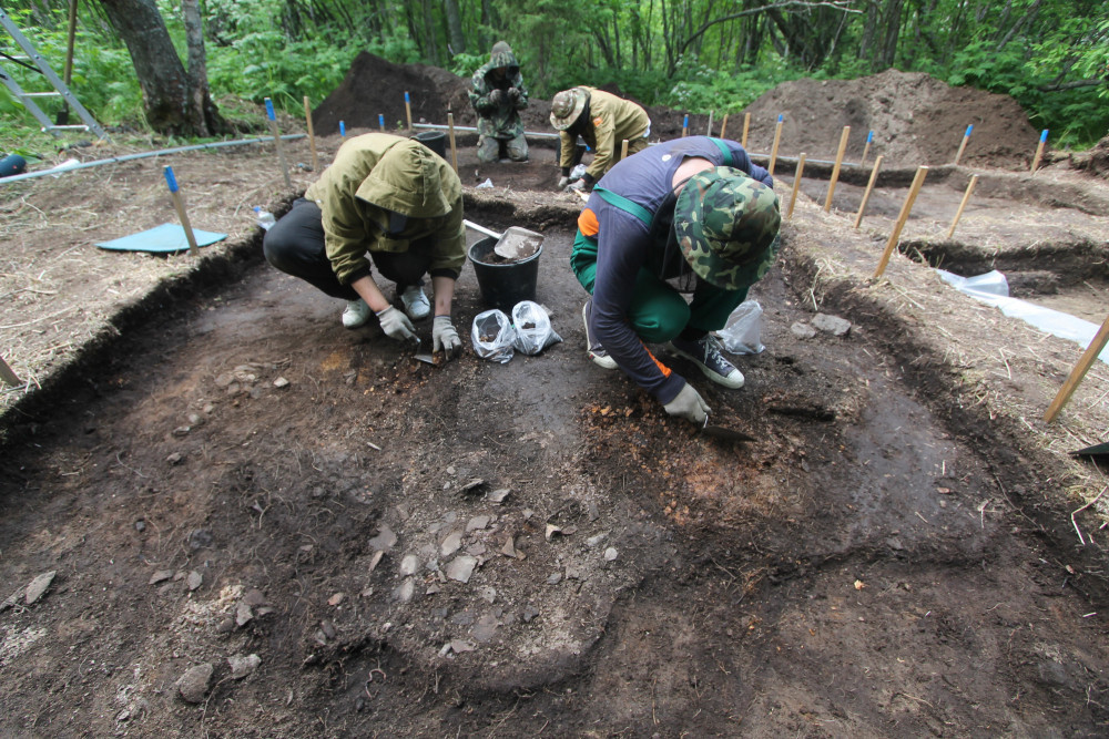 В Нижнем Приобье археологи нашли древнюю посуду и доспехи
