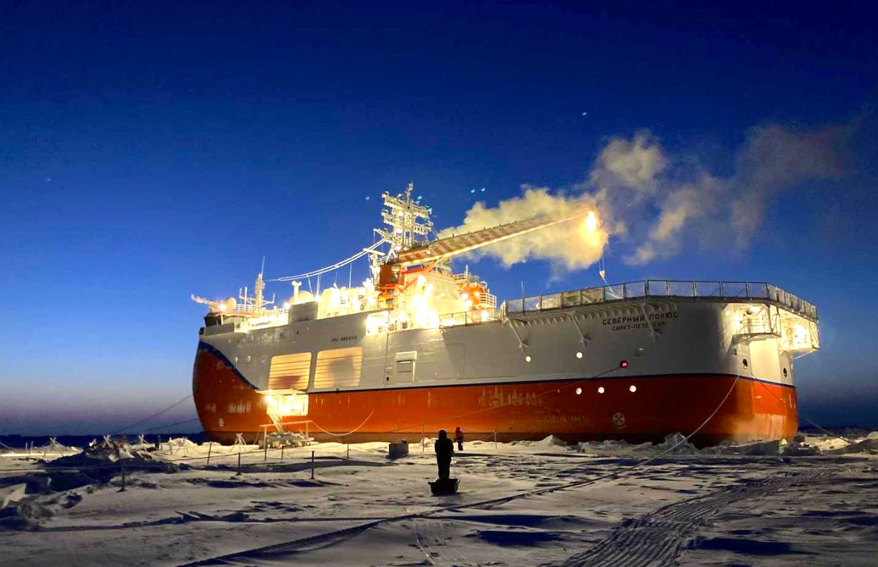 На дрейфующую станцию «Северный полюс-41» доставили посылки, подарки и поздравления со всех концов страны