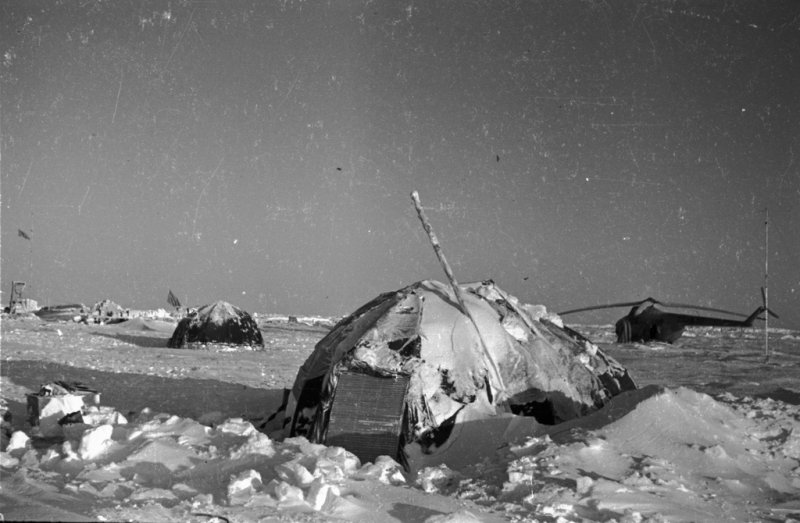 25 ноября 1965 года дрейфующая станция Северный полюс-14 впервые в истории освоения Арктики вошла в архипелаг Де-Лонга