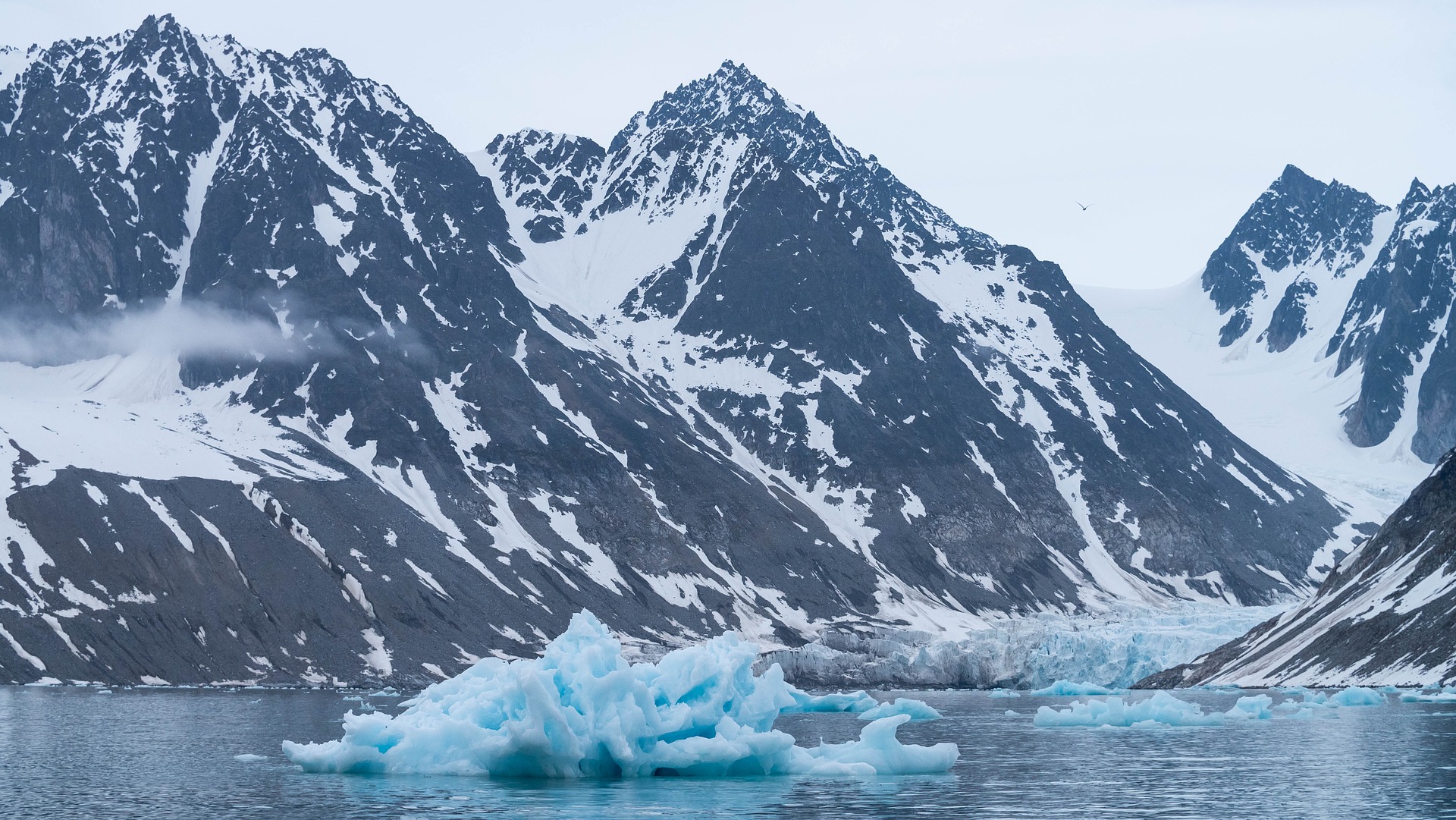 Арктика сегодня: чёрный-пречёрный углерод, малые аэропорты и парочка ледоколов 