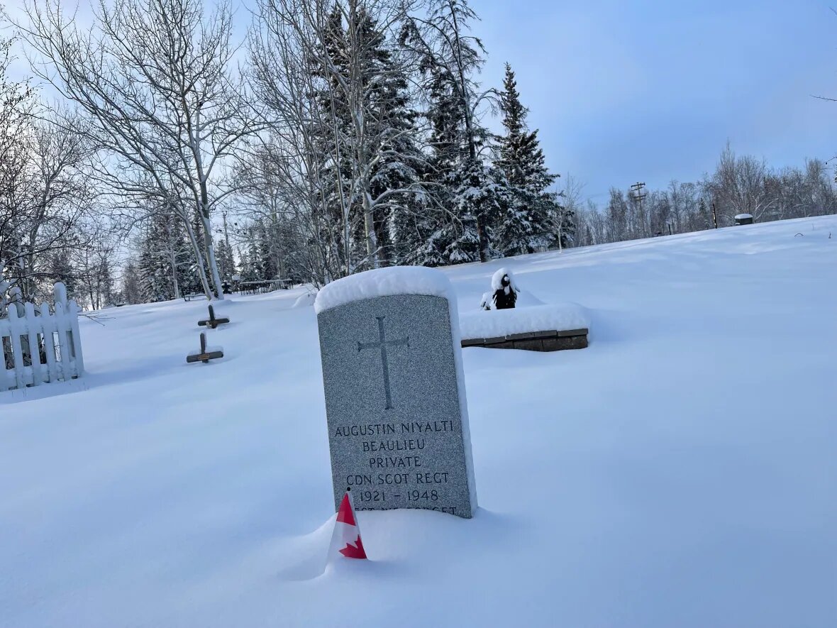 На могилы коренных жителей Канады устанавливают воинские надгробия