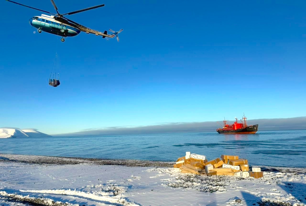 «Плавучий музей»  – судно «Михаил Сомов» с полярниками, грузами и художником на борту – завершило свою юбилейную 50-ю навигацию