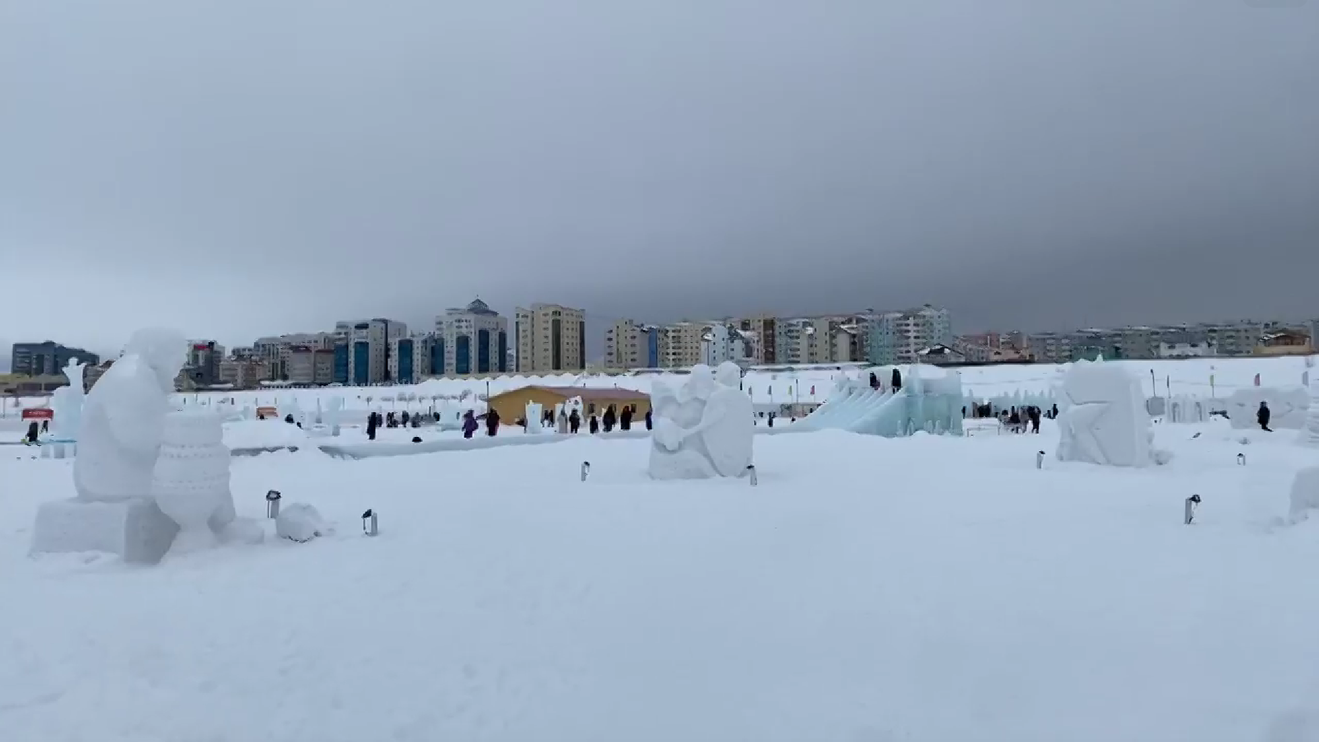 Весеннее настроение в ледовом городке «Северное сияние» в Якутске: видео