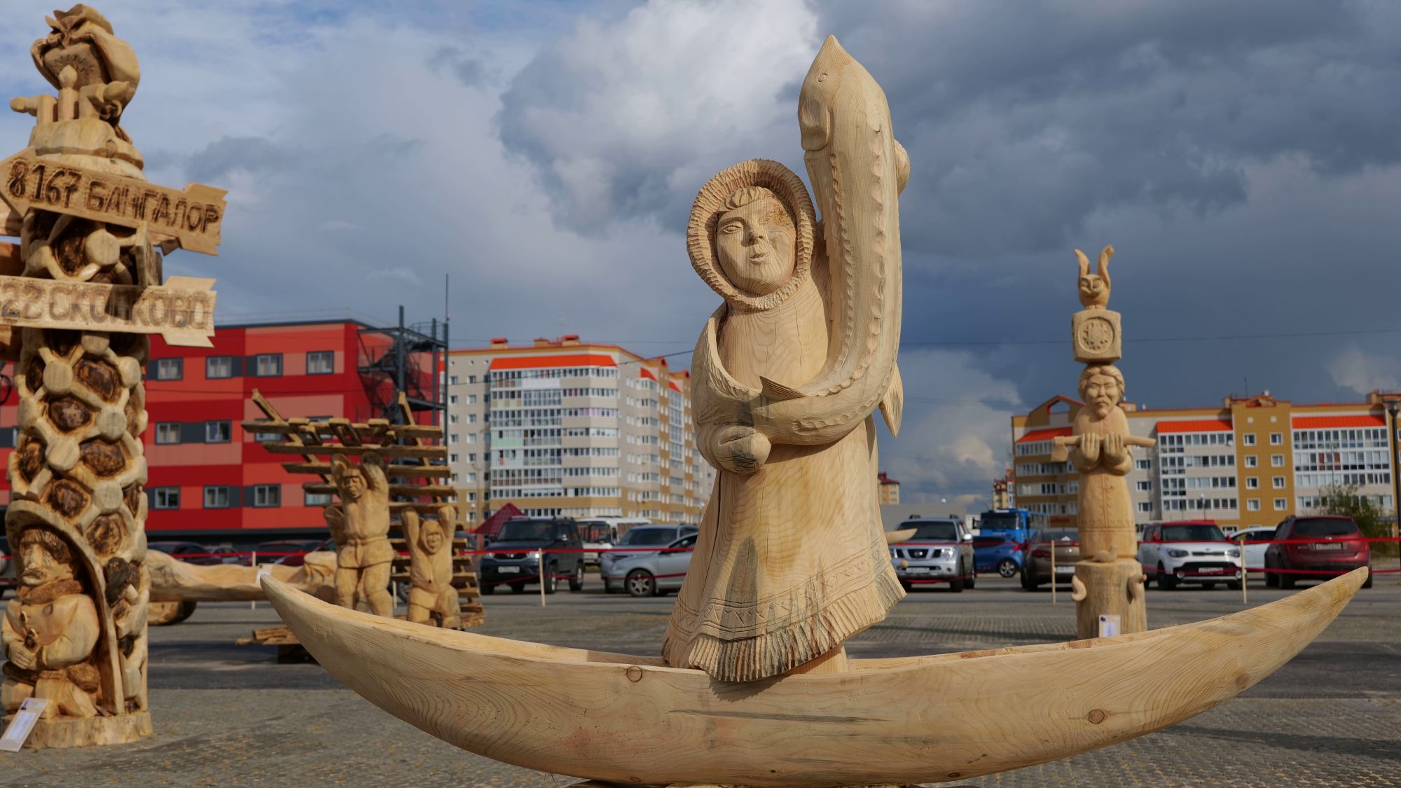 В Новом Уренгое открылся международный фестиваль парковой скульптуры «Легенды Севера-2025»