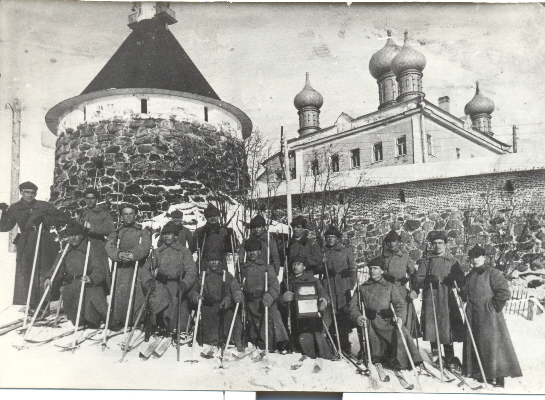 Монастырь особого. Соловецкие острова в 1918 год. Туристы на Соловках. Соловецкие острова особого назначения на руке. Атака Соловецких островов.