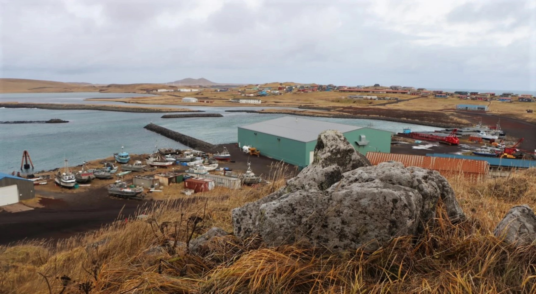 Отсутствие промысла краба подкосило экономику алеутского города на Аляске