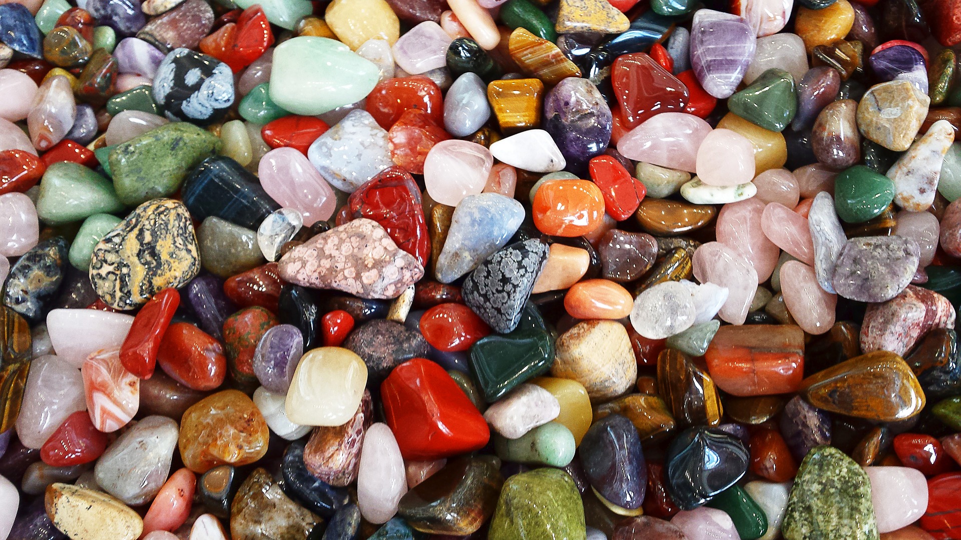 В Мончегорске открылась выставка изделий из натурального камня и самоцветов