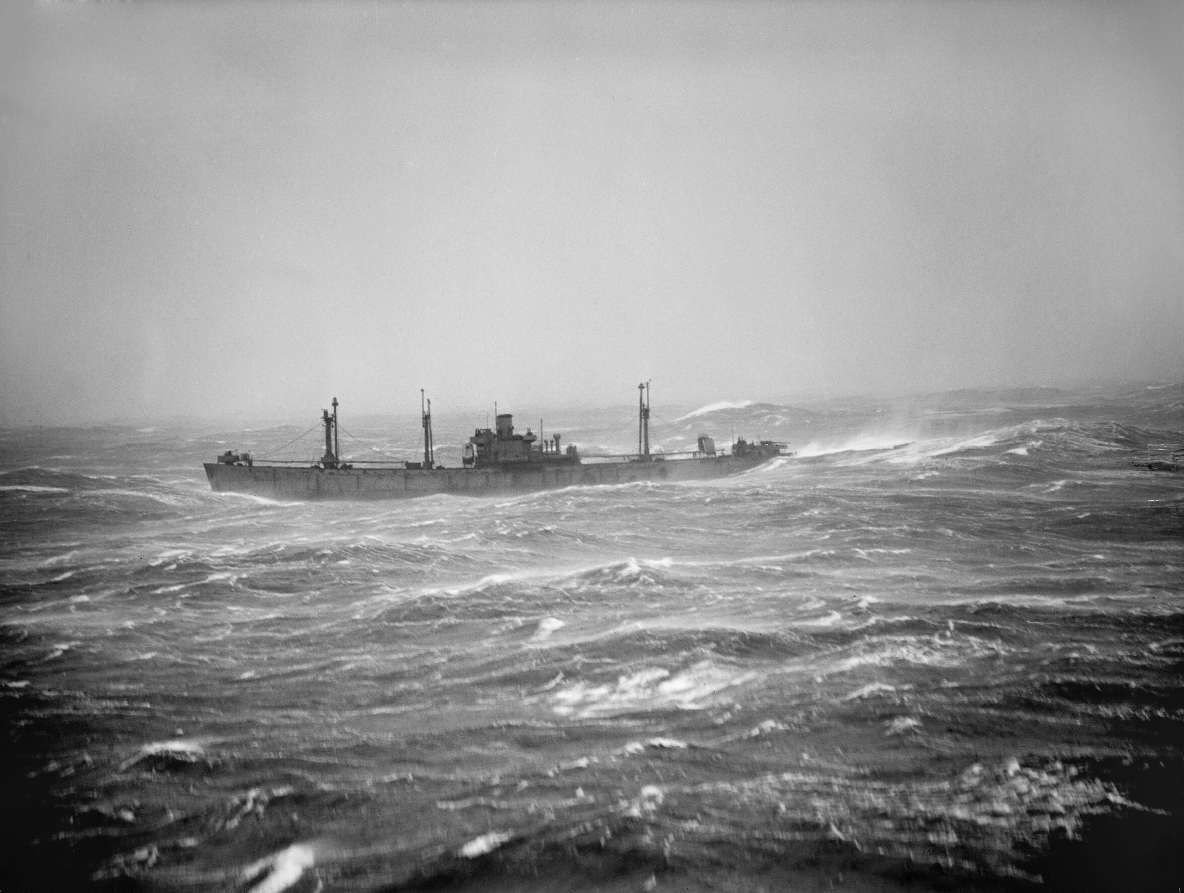 5 декабря 1942 года суда и ледоколы, принимавшие участие в первой военной навигации, вышли из Арктики