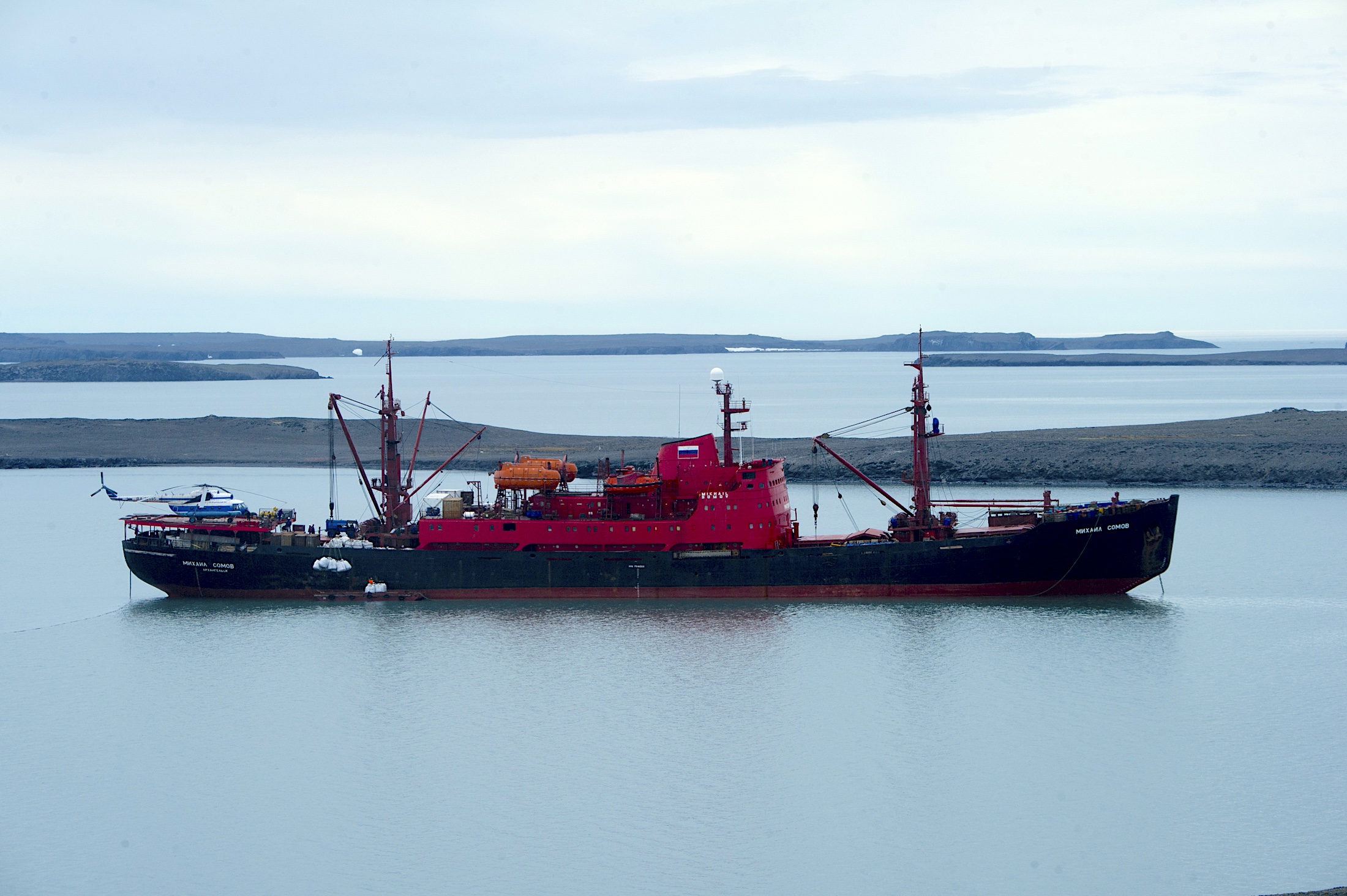 Новости научного флота: «Михаил Сомов» и «Иван Петров» завершают подготовку к навигации, а «Профессор Молчанов» вернулся со Шпицбергена