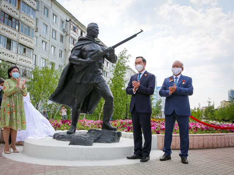 В республике Саха открыли памятник якутским снайперам