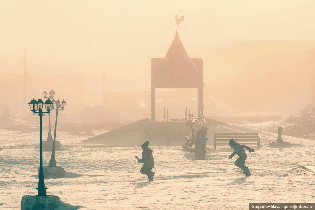 В самом северном поселке России, Диксоне, где сейчас −25°C, а по ощущению −56°C, Дед Мороз, Лошадка и Леший зажгут огни на  новогодней елке