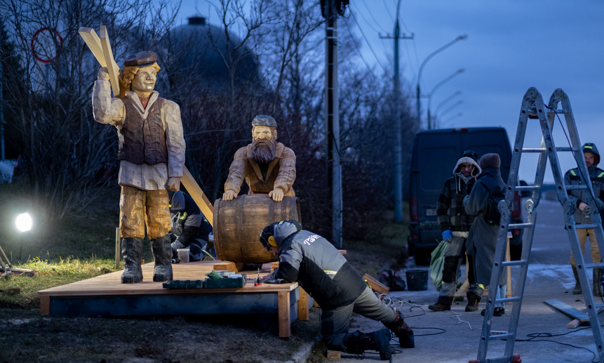 Завершена установка деревянных скульптурных групп в Архангельске