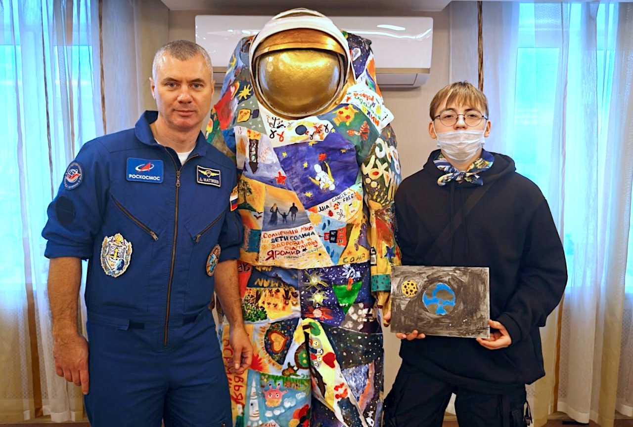 В Мурманской области космонавт провел занятие благотворительного арт-проекта «Ракета Мечты» для детей с онкологическими заболеваниями