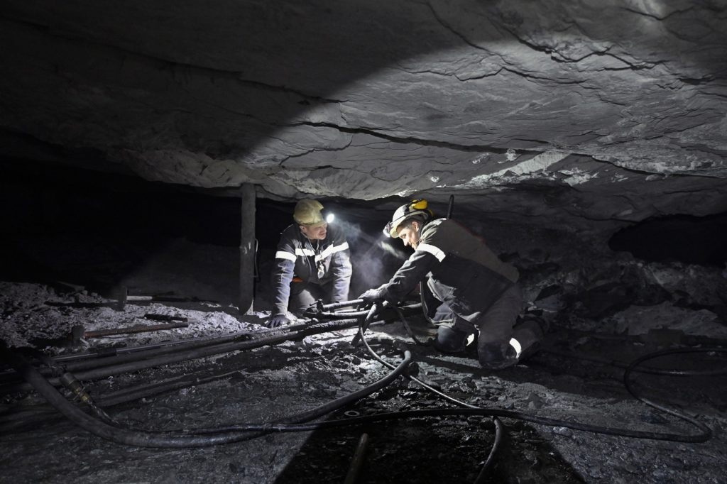 На Ловозёрском ГОКе восстановили заброшенную шахту для добычи редкоземельных металлов, что позволит нарастить объемы производства На Ловозёрском ГОКе восстановили заброшенную шахту для добычи редкоземельных металлов, что позволит нарастить объемы производства