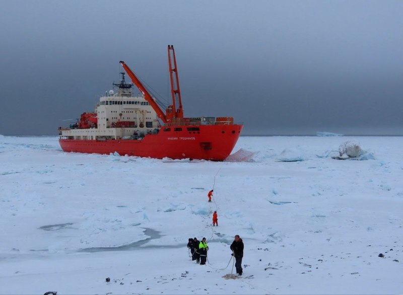 НЭС «Академик Трешников» доставило на «Ледовую базу Мыс Баранова» смену полярников, продовольствие и топливо