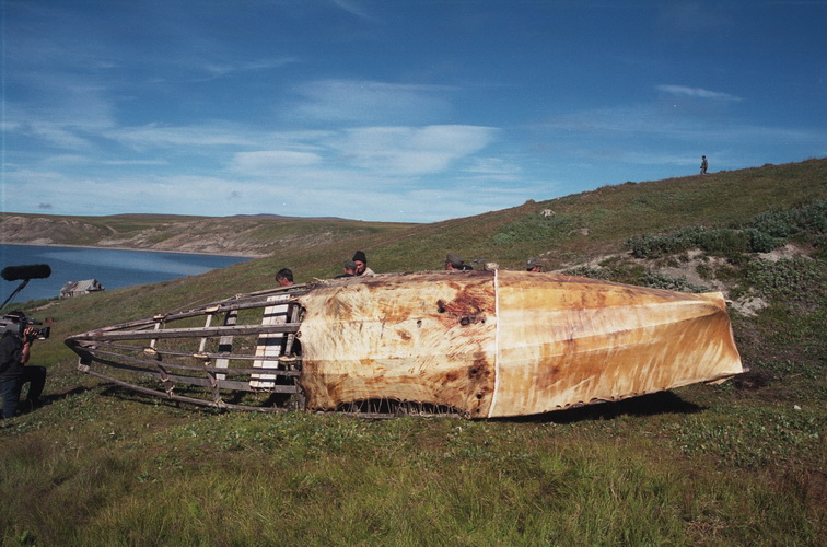 Изготовление чукотско-эскимосской традиционной кожаной байдары и натягивание на неё расколотой моржовой шкуры (база Аккани, Чукотка, август 2002 г.; фото Д. Литовка)