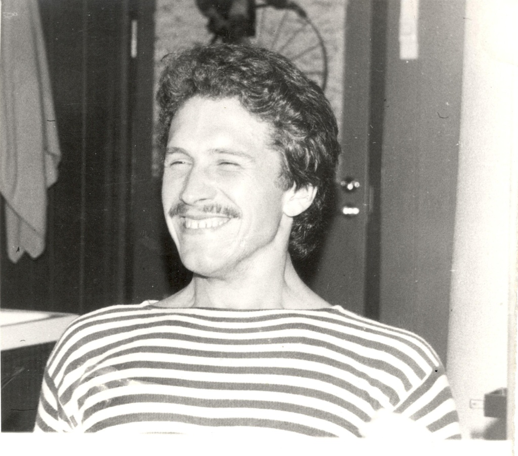 Молодой довольный морячок.jpg