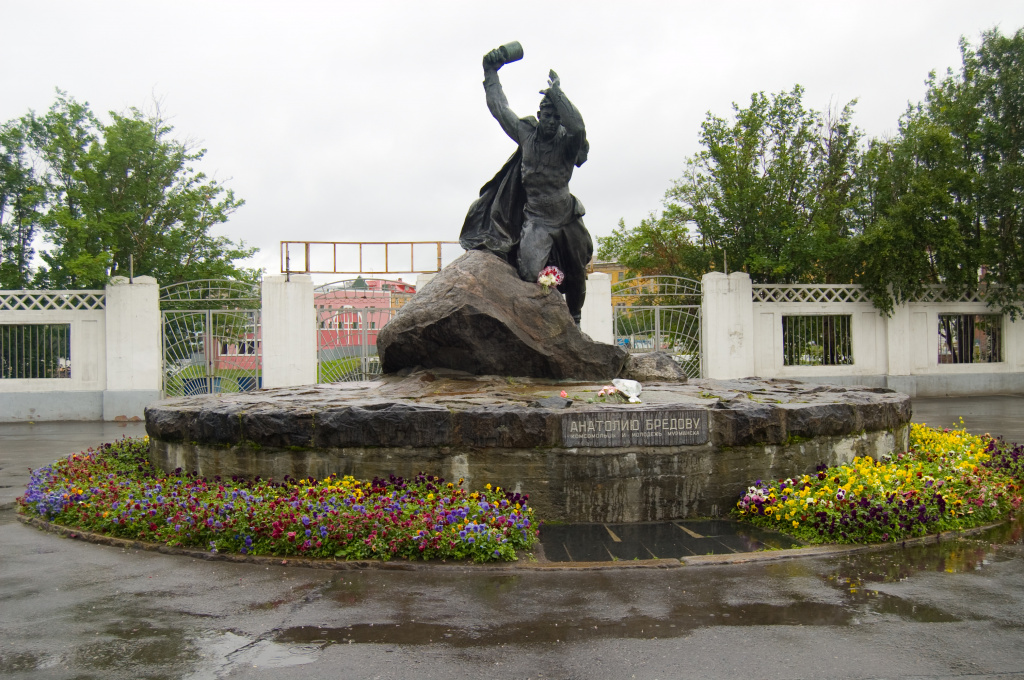 Памятник Бредову
