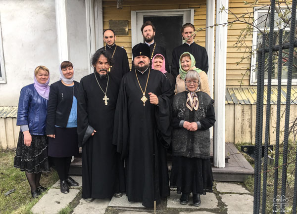 Прихожане и иерей Валентин Романов встречают архиепископа Якутского и Ленского Романа