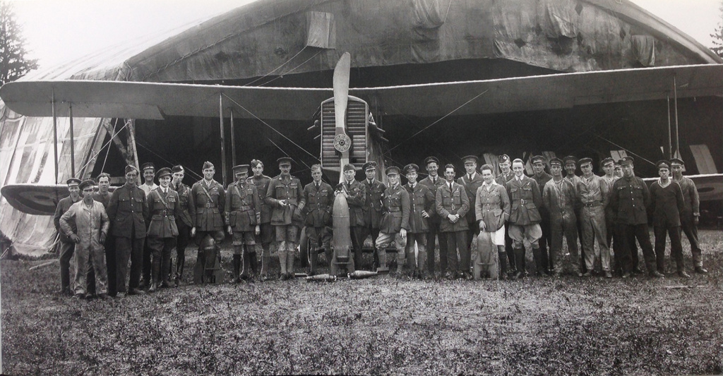 Англичане на аэродроме Березник. Август 1919 г.