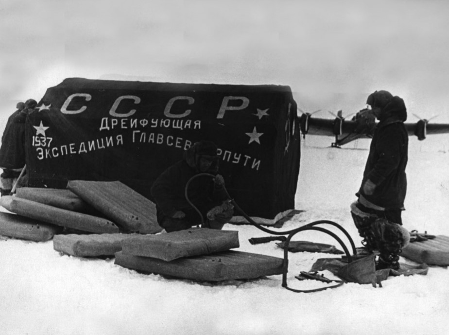 Э.Т. Кренкель и Е.К. Фёдоров накачивают воздухом специальные резиновые подушки для пола жилой палатки, май 1937