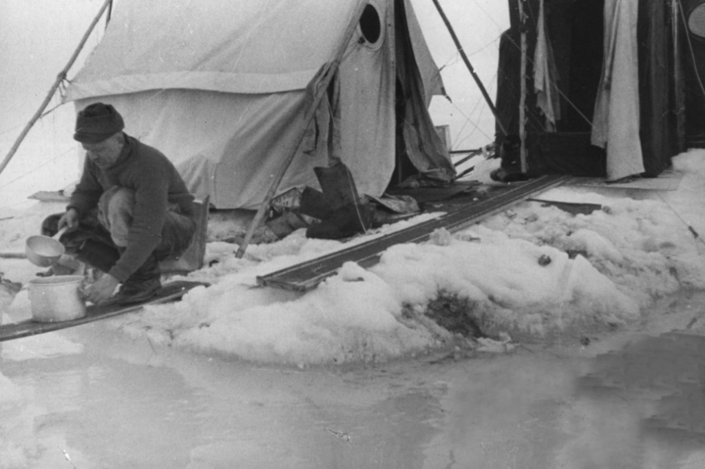 Э.Т. Кренкель набирает воду из снежницы для приготовления обеда