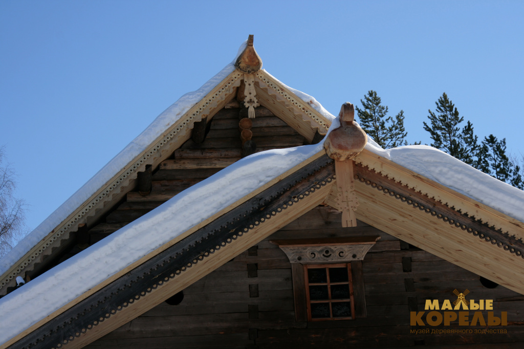 Причелины и полотенце. Крыша дома-двора Русиновых в музее Малые Корелы.jpg