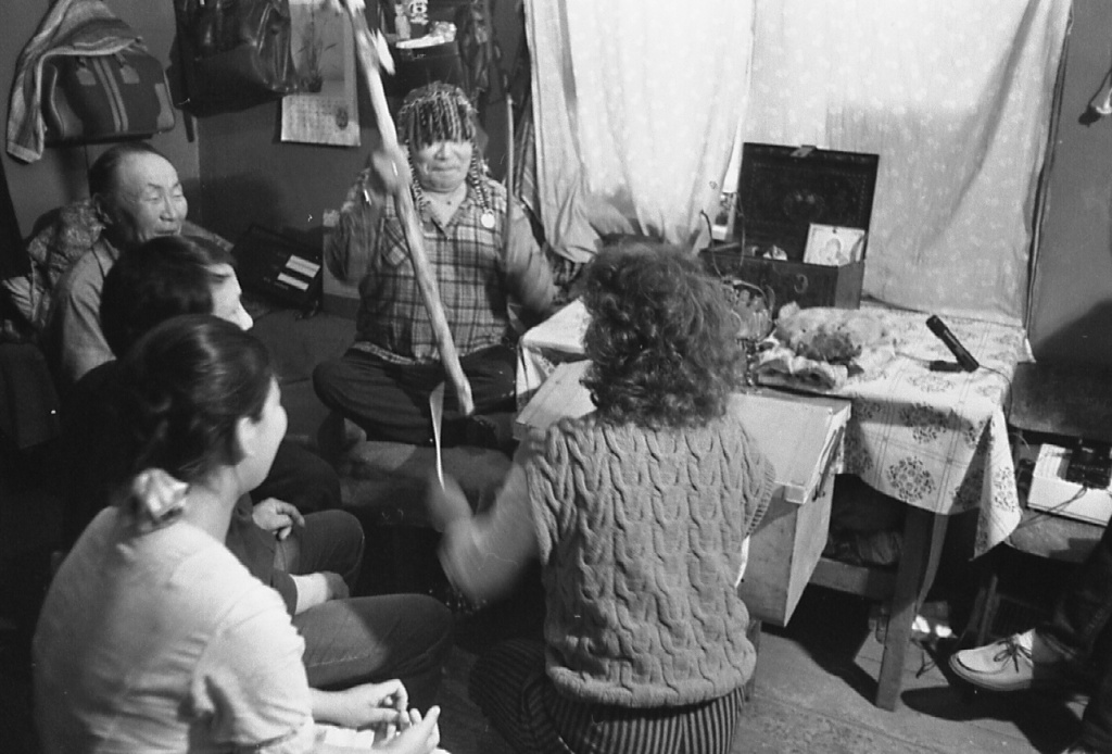 Шаманский обряд в доме Тубяку Костеркина 1989 г. Фото Х. Релве.jpg